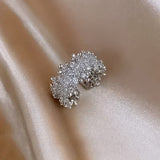 Prsten luxusnim nepravidelnym geometrickym designem