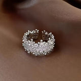 Prsten luxusnim nepravidelnym geometrickym designem