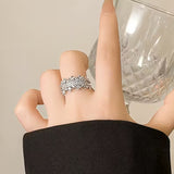 Prsten luxusnim nepravidelnym geometrickym designem