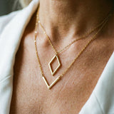 Náhrdelník geometrickym přívěskem tvaru elegantní