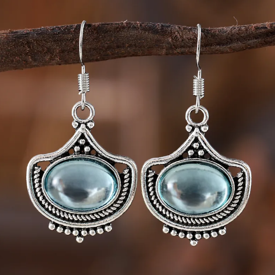 Sada ovalnymi drahokamy nahrdelniku nausnic modrymi