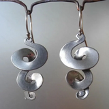 Náušnice cinoveho kovu geometricke