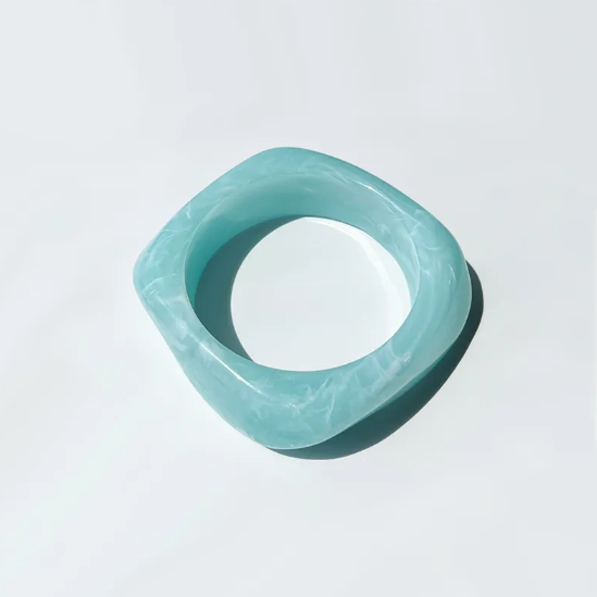 Náramek akrylu barevny ctvercovy