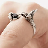 Prsten kvetnik otevrenym ptakem zeny kolibrik