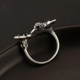 Prsten kvetnik otevrenym ptakem zeny kolibrik