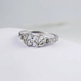 Prsten uzlovym stredu drahokamem designem